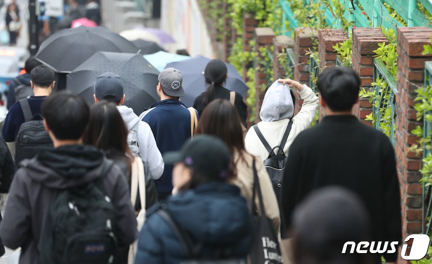 본문 이미지 - 14일 오후 서울 강남구 단국대학교 사범대학 부속고등학교에서 열린 삼성 직무적성검사(GSAT)에 응시한 취업준비생들이 시험을 마치고 고사장을 나서고 있다. 삼성그룹 직무적성검사인 GSAT는 전국 5대 도시(서울, 부산, 대구, 광주, 대전)와 미국 2개 도시(뉴어크, 로스엔젤레스)에서 실시된다. 2019.4.14/뉴스1 ⓒ News1 이승배 기자
