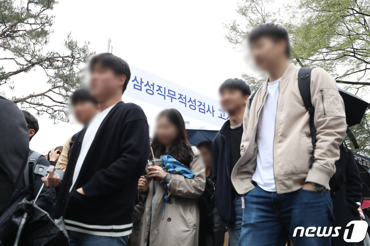 (서울=뉴스1) 이승배 기자 = 14일 오후 서울 강남구 단국대학교 사범대학 부속고등학교에서 열린 삼성 직무적성검사(GSAT)에 응시한 취업준비생들이 시험을 마치고 고사장을 나서고 …