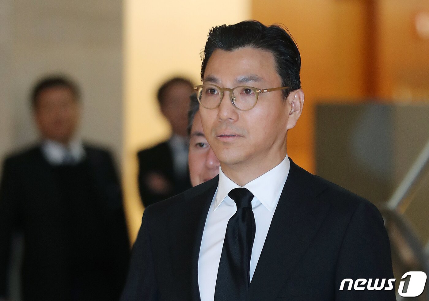 본문 이미지 - 김재열 삼성경제연구소 스포츠마케팅 사장이 4일 오후 서울 서대문구 신촌세브란스병원 장례식장에 마련된 고 조양호 한진그룹 회장의 빈소에 들어서고 있다. 김재열 사장은 평창동계올림픽 부위원장으로 위원장이던 조 회장과 함께 활동했다. 2019.4.14/뉴스1 ⓒ News1 구윤성 기자