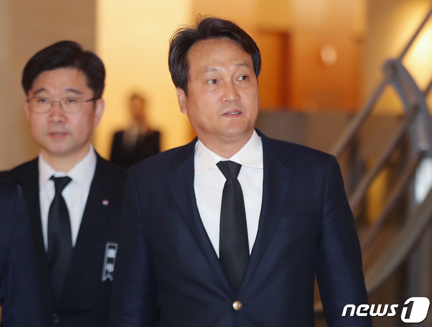 본문 이미지 - 안민석 국회 문화체육관광위원회 위원장이 14일 오후 서울 서대문구 신촌세브란스병원 장례식장에 마련된 고 조양호 한진그룹 회장의 빈소에서 들어서고 있다. 2019.4.14/뉴스1 ⓒ News1 구윤성 기자
