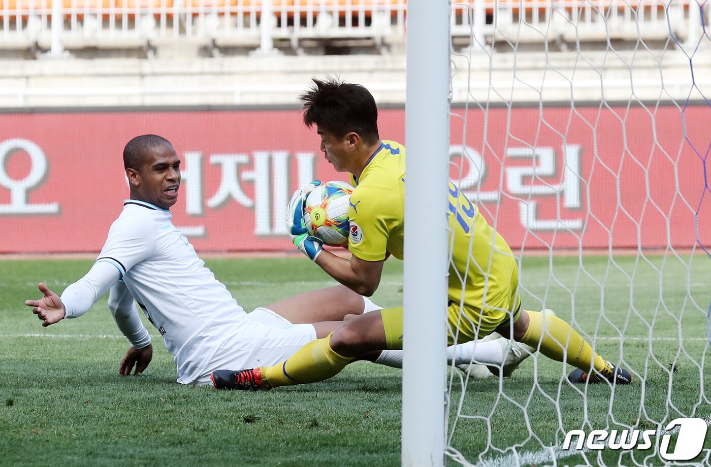 본문 이미지 - 14일 오후 경기도 수원시 팔달구 수원월드컵경기장에서 열린 하나원큐 K리그1 2019 수원 삼성 블루윙즈와 대구FC의 경기에서 대구 에드가의 슛이 수원 노동건 골키퍼에게 막히고 있다. 2019.4.14/뉴스1 ⓒ News1 조태형 기자