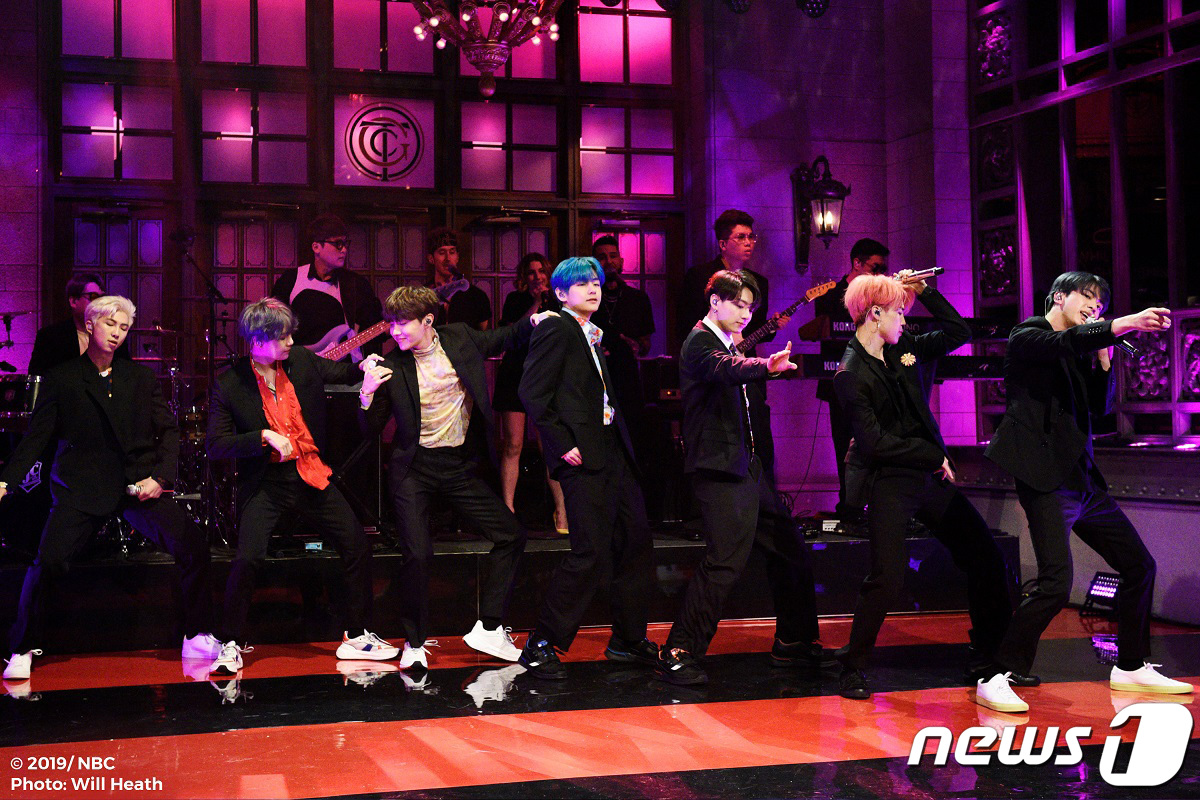 (서울=뉴스1) = 그룹 방탄소년단(BTS)이 13일(현지시간) 미국 NBC 방송에서 생방송된 ‘Saturday Night Live (이하 SNL)’에 게스트로 출연해 새 앨범의 …