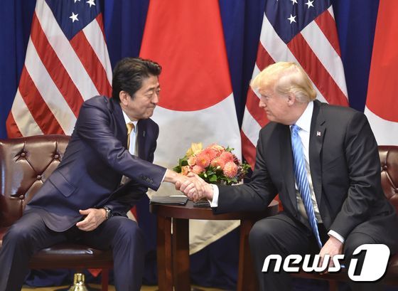 도널드 트럼프 미국 대통령(오른쪽)과 아베 신조 일본 총리. © AFP=뉴스1