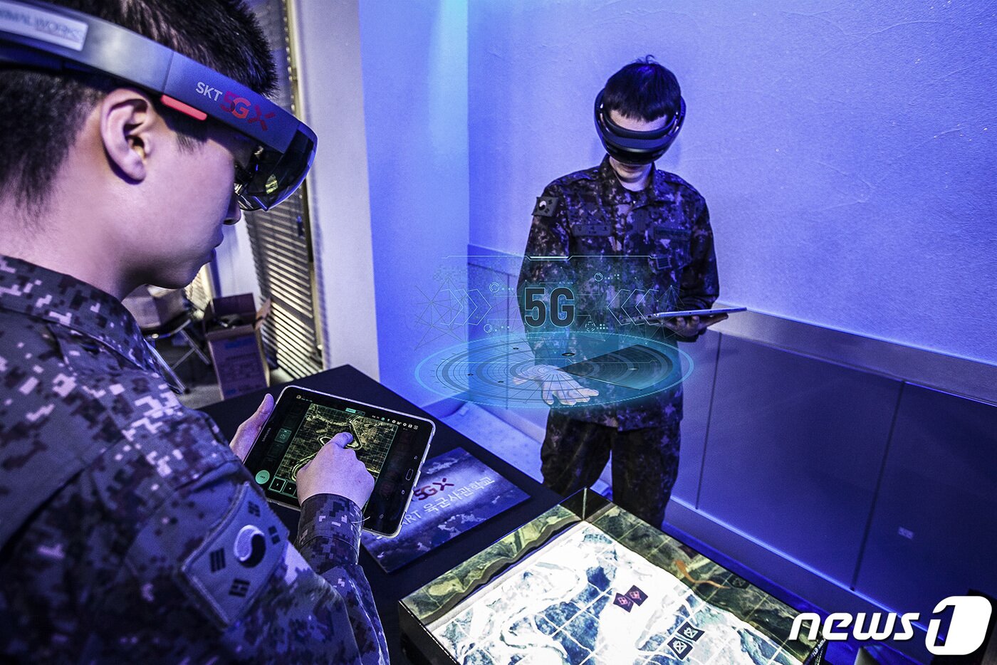 본문 이미지 - AR기반 지휘통제훈련에 참가한 병사들이 AR 글래스를 착용하고 3차원 지형도를 보며 작전 상황을 실시간으로 확인하고 있다. (SK텔레콤 제공) 2019.4.15/뉴스1