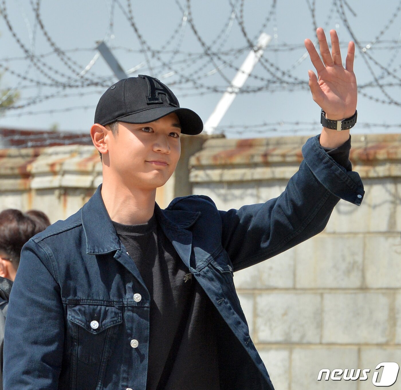 본문 이미지 - 해병대 입대를 앞둔 샤이니 민호가 15일 오후 경북 포항시 남구 오천읍 해병대교육단 정문 앞에서 약 5분간의 펜미팅을 마친 후 손을 흔들어 인사하고 있다. 민호는 해병대 1245기로 6주간의 훈련을 받은 후 배치된다.2019.4.15/뉴스1 ⓒ News1 최창호 기자