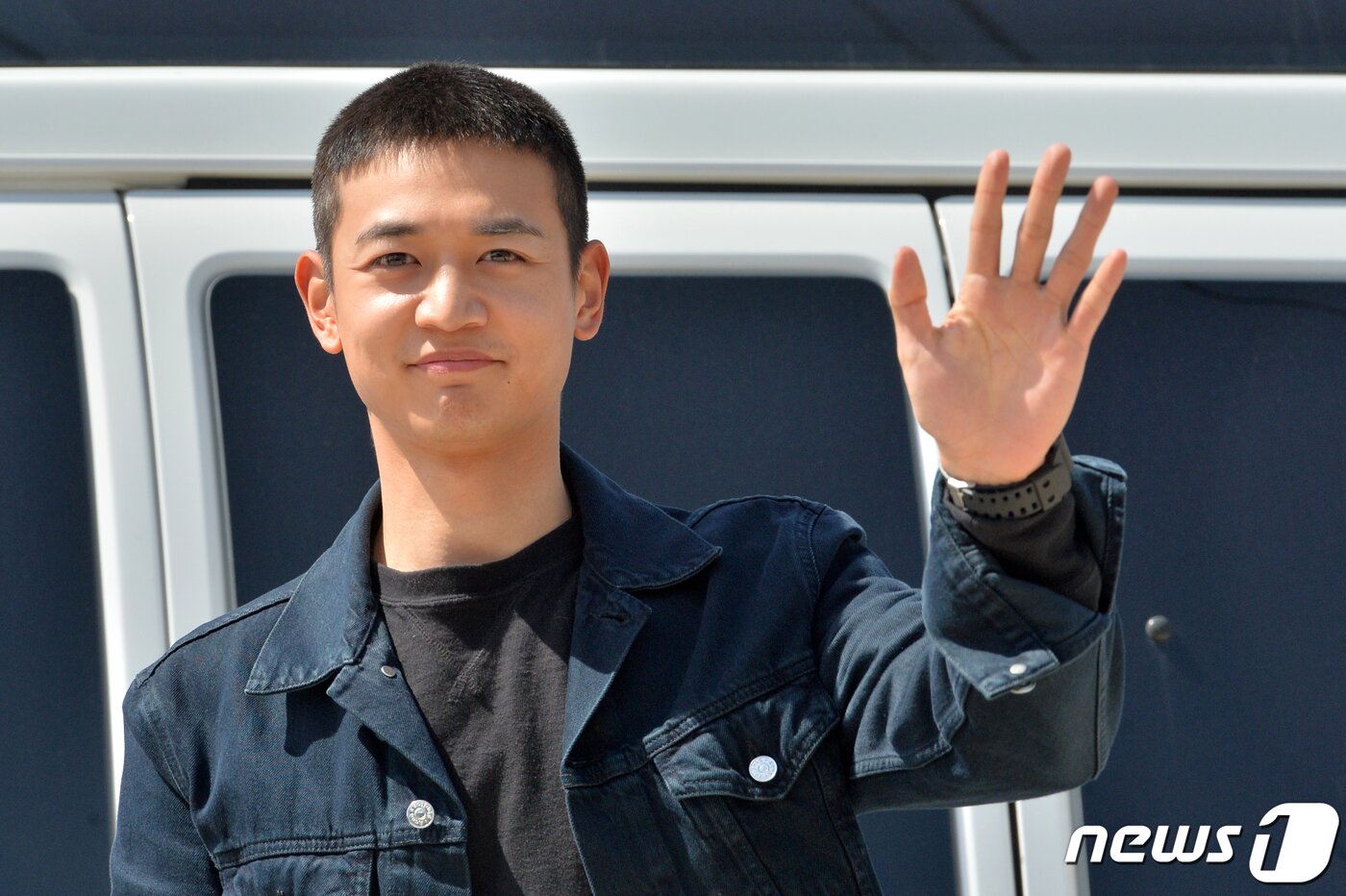 본문 이미지 - 해병대 입대를 앞둔 샤이니 민호가 15일 오후 경북 포항시 남구 오천읍 해병대교육단 정문 앞에서 열린 펜 미팅에서 손을 흔들어 인사하고 있다. 민호는 해병대 1245기로 6주간의 훈련을 받은 후 배치된다.2019.4.15/뉴스1 ⓒ News1 최창호 기자