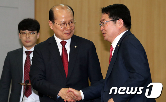 이종명 자유한국당 의원(가운데). 2019.4.15/뉴스1 © News1 김명섭 기자