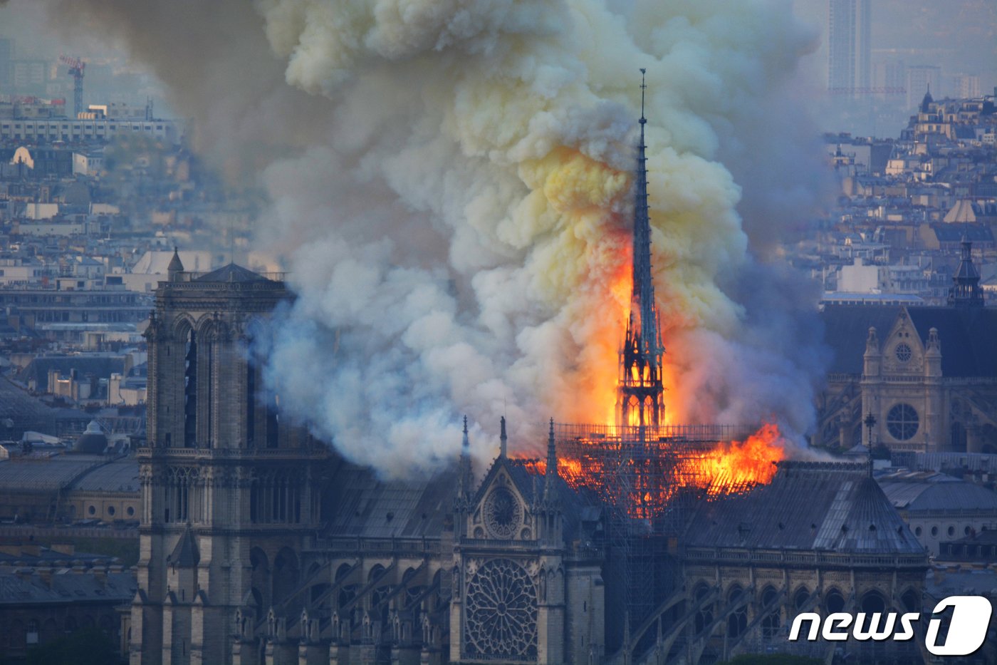 본문 이미지 - 2019년 프랑스 파리의 최대 관광명소 중 한 곳으로 꼽히는 노트르담 대성당에서 큰 화재가 발생해 화염이 솟구치고 있다. 이 화재로 성당의 첨답은 붕괴됐고, 성당 지붕도 전소됐다. ⓒ AFP=뉴스1