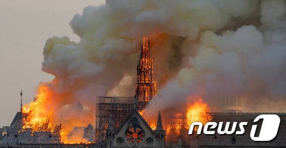 15일 (현지 시간) 프랑스 파리 노트르담 대성당에서 화재가 발생해 연기와 불길이 솟구치고 있다. © AFP=뉴스1 © News1 우동명 기자