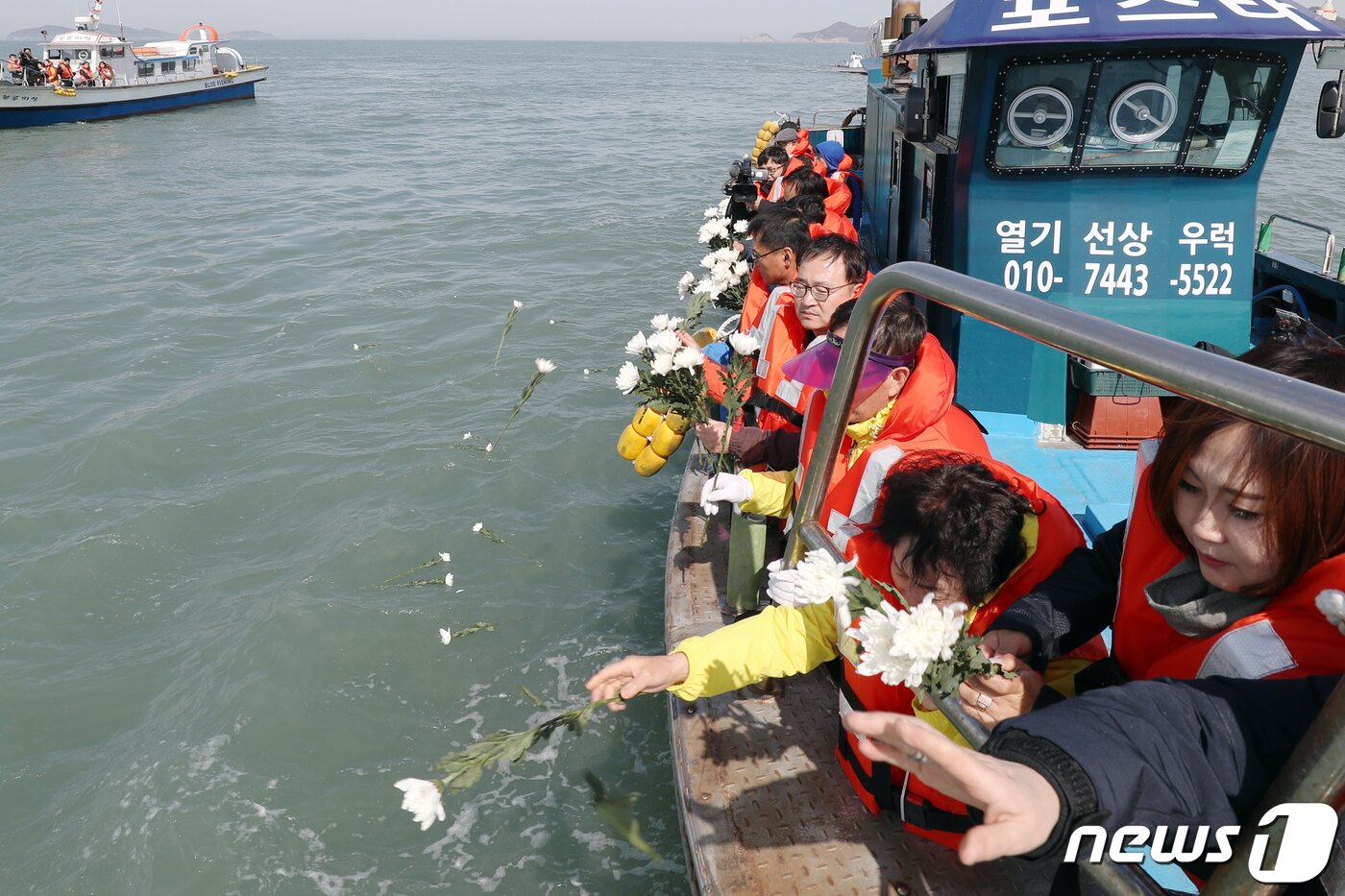 본문 이미지 - 세월호 참사 5주기인 16일 오전 전남 진도군 동거차도 앞 세월호 침몰 해역에서 단원고 유가족들이 헌화하고 있다. 2019.4.16/뉴스1 ⓒ News1 황희규 기자