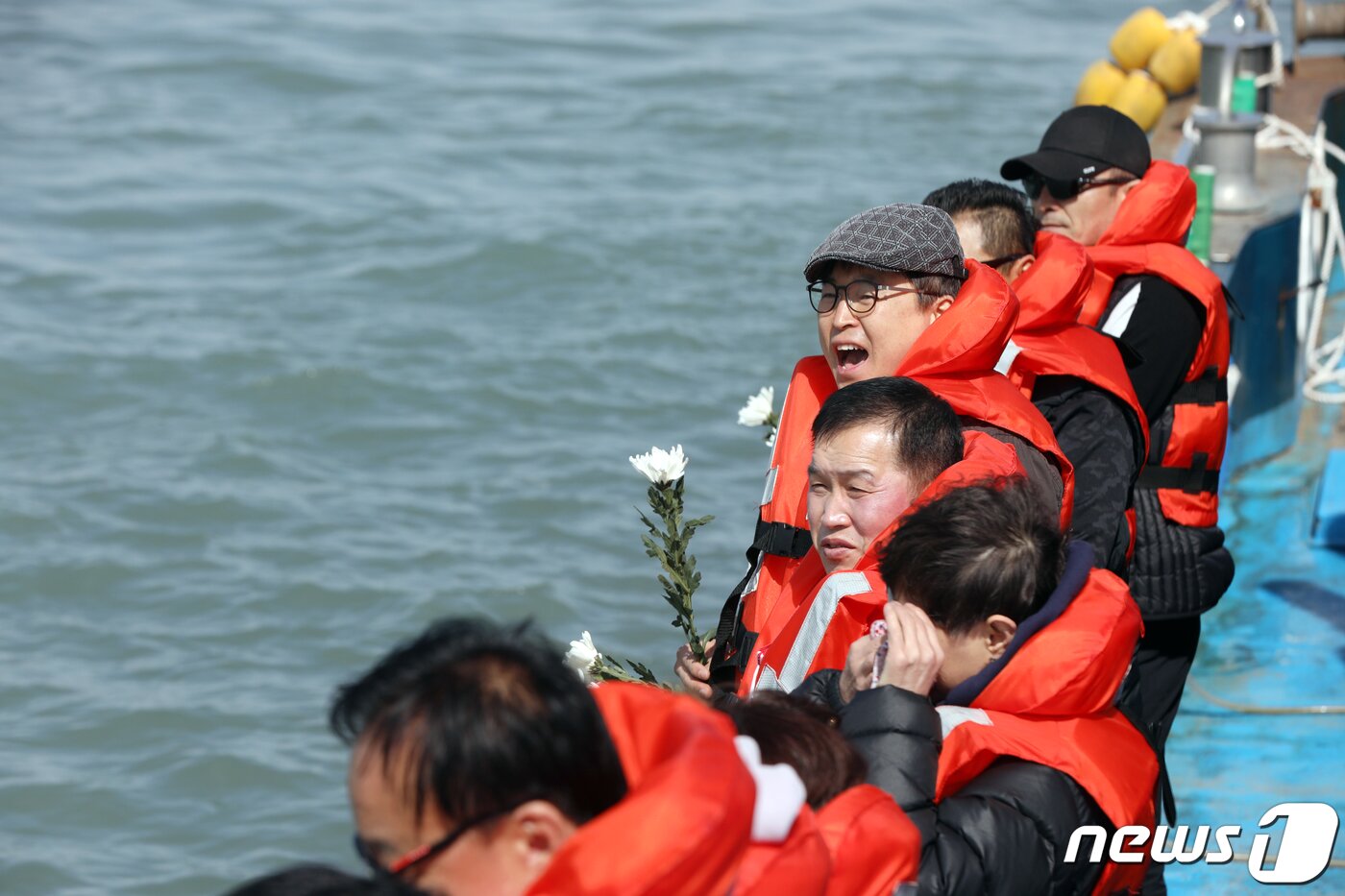 본문 이미지 - 세월호 참사 5주기인 16일 오전 전남 진도군 동거차도 앞 세월호 침몰 해역에서 단원고 유가족들이 헌화하기 앞서 큰소리로 아이들의 이름을 부르며 인사하고 있다.2019.4.16/뉴스1 ⓒ News1 황희규 기자