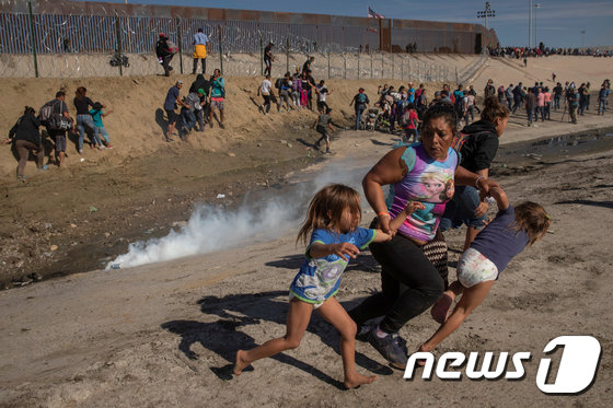 로이터통신 한국 사진기자 김경훈씨가 촬영한 중미 이민자 사진이 15일(현지시간) 퓰리처상을 수상했다. © 로이터=뉴스1