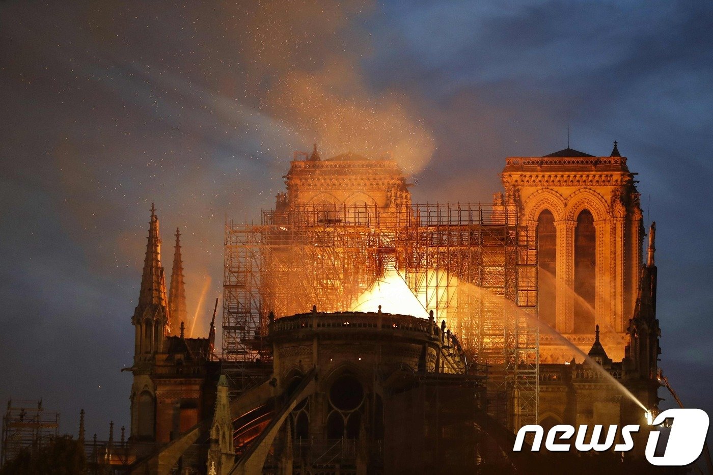 15일&#40;현지시간&#41; 큰 화재가 발생한 프랑스 파리 노트르담 대성당. ⓒ AFP=뉴스1