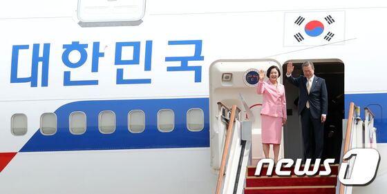 문재인 대통령과 부인 김정숙 여사가 16일 오후 경기 성남시 서울공항에서 투르크메니스탄으로 출국하며 환송객들에게 인사하고 있다. 문 대통령은 취임 후 처음으로 중앙아시아 3개국(투르크메니스탄, 우즈베키스탄, 카자흐스탄)을 7박 8일 일정으로 방문, 신북방정책을 바탕으로 한 경제 협력 방안을 논의할 예정이다. 2019.4.16/뉴스1 © News1 황기선 기자