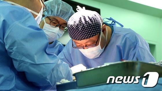 장기이식 수술을 집도 중인 서울성모병원 장기이식센터 박순철 교수(혈관·이식외과 )와 의료진.© 뉴스1