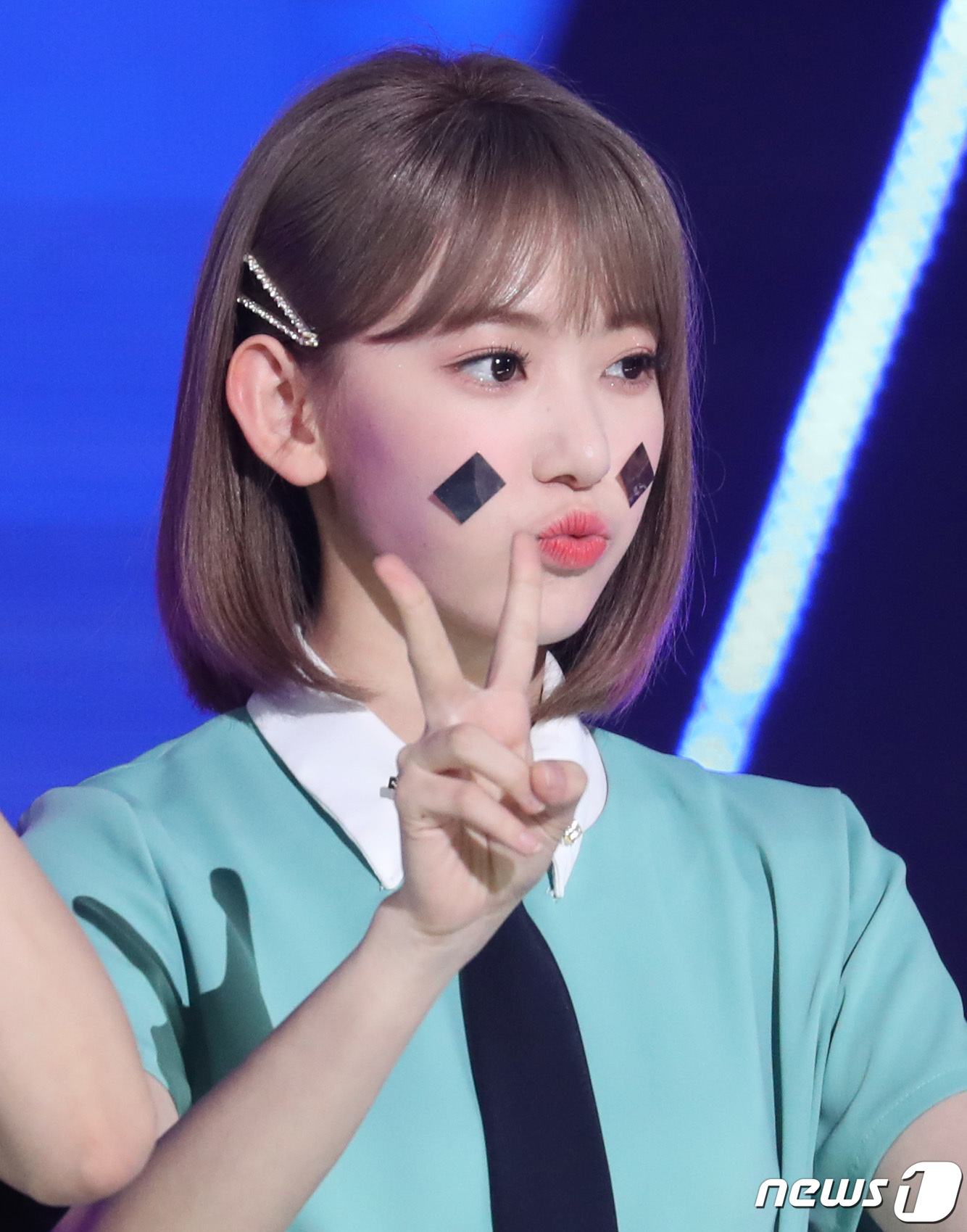 (서울=뉴스1) 권현진 기자 = 아이즈원 미야와키 사쿠라가 16일 오후 서울 마포구 상암동 프리즘타워에서 열린 SBS MTV '더쇼'에 출연해 1위를 차지한 뒤 감사의 인사를 전하 …