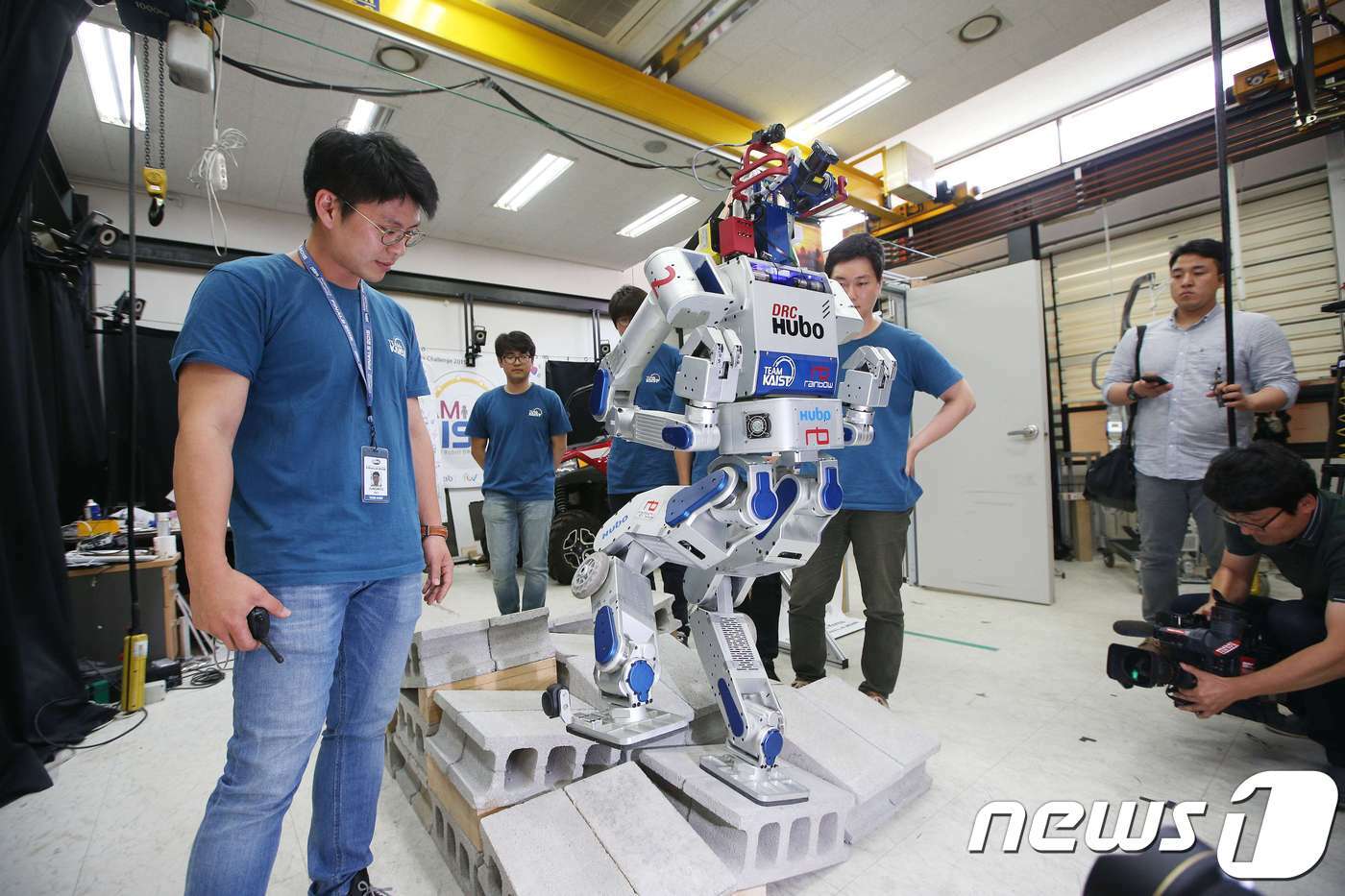 본문 이미지 - 오준호 교수(기계공학과) 휴보랩 (HUBO Lab) 시연을 하고 있다.(KAIST 제공)ⓒ 뉴스1