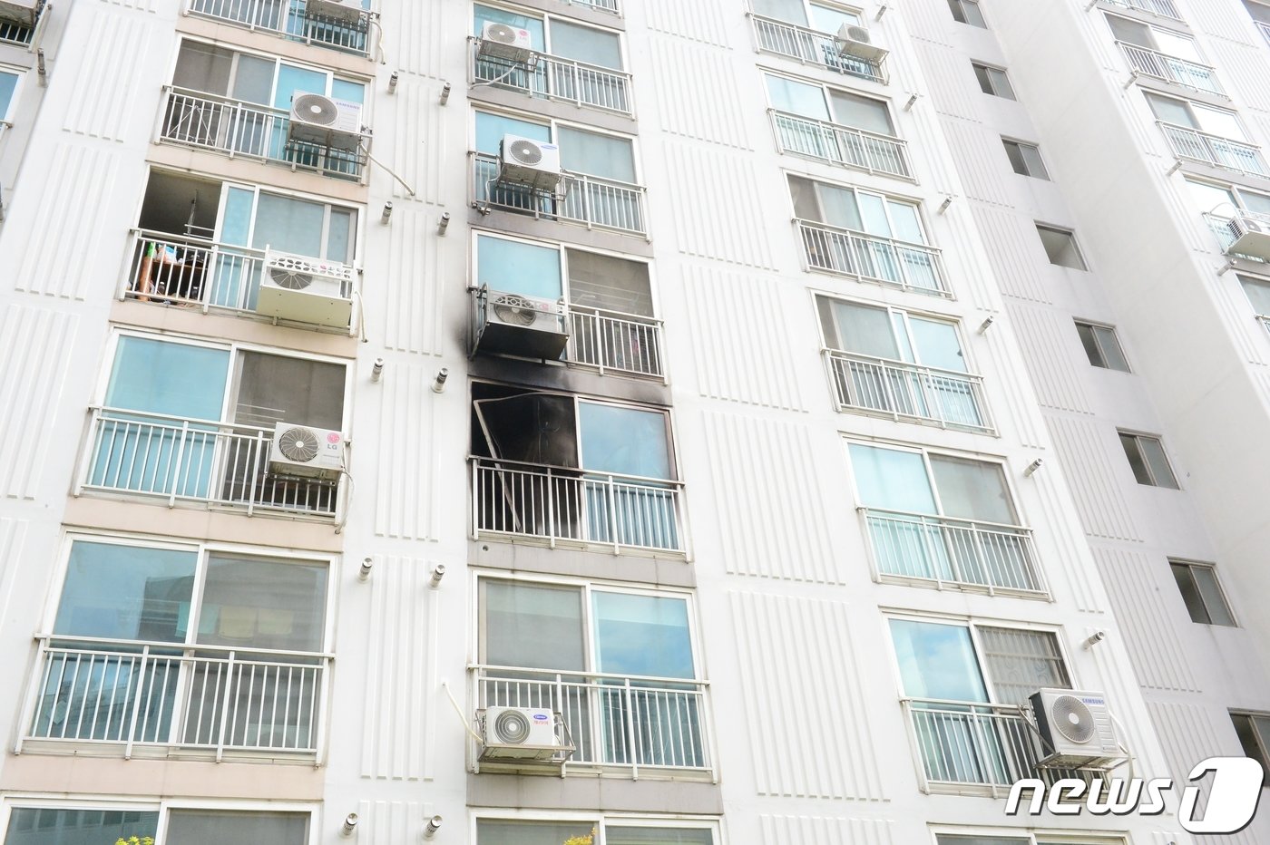 본문 이미지 - 17일 오전 4시 30분께 경남 진주시 가좌동의 한 아파트에 거주하는 40대 남성 안 모(43)씨가 본인 집에 불을 지른 뒤 계단에서 대피하는 이웃 주민들을 상대로 흉기를 휘둘러 5명이 숨지고 10명이 다쳤다. 안 씨는 임금 체불에 불만을 품고 이 같은 방화를 벌인 것으로 알려졌다. 사진은 안 씨가 불을 지른 아파트 모습. 2019.4.17/뉴스1 ⓒ News1 강대한 기자