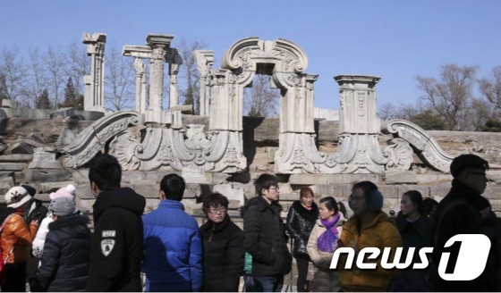 관광객들이 주춧돌만 남은 원명원 유적지를 돌아보고 있다. © AFP=뉴스1