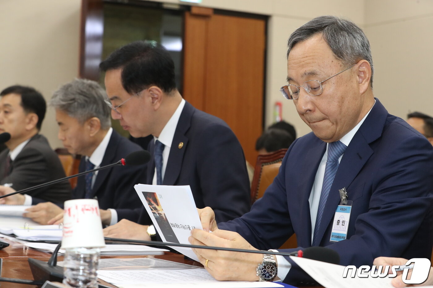 본문 이미지 - 황창규 KT 회장이 지난 4월17일 서울 여의도 국회에서 열린 제1차 과학기술정보방송통신위원회 전체회의에 참석해 자료를 살펴보고 있다. ⓒ News1 이종덕 기자