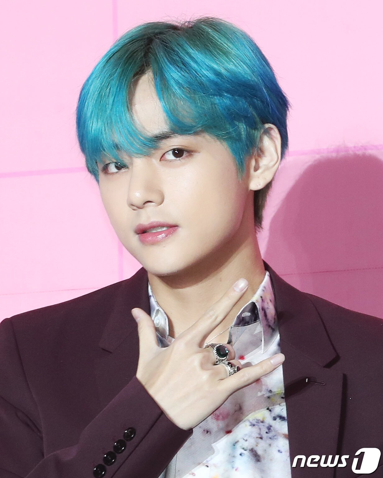 본문 이미지 - 방탄소년단(BTS) 뷔가 17일 오전 서울 중구 동대문디자인플라자(DDP)에서 열린 'MAP OF THE SOUL : PERSONA(맵 오브 더 소울 : 페르소나)' 발매 기념 글로벌 기자 간담회에 참석해 포즈를 취하고 있다.  2019.4.17/뉴스1 ⓒ News1 권현진 기자