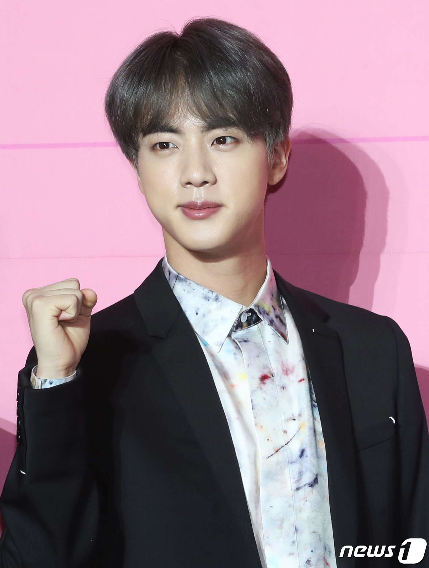 본문 이미지 - 방탄소년단(BTS) 진이 17일 오전 서울 중구 동대문디자인플라자(DDP)에서 열린 'MAP OF THE SOUL : PERSONA(맵 오브 더 소울 : 페르소나)' 발매 기념 글로벌 기자 간담회에 참석해 포즈를 취하고 있다.  2019.4.17/뉴스1 ⓒ News1 권현진 기자