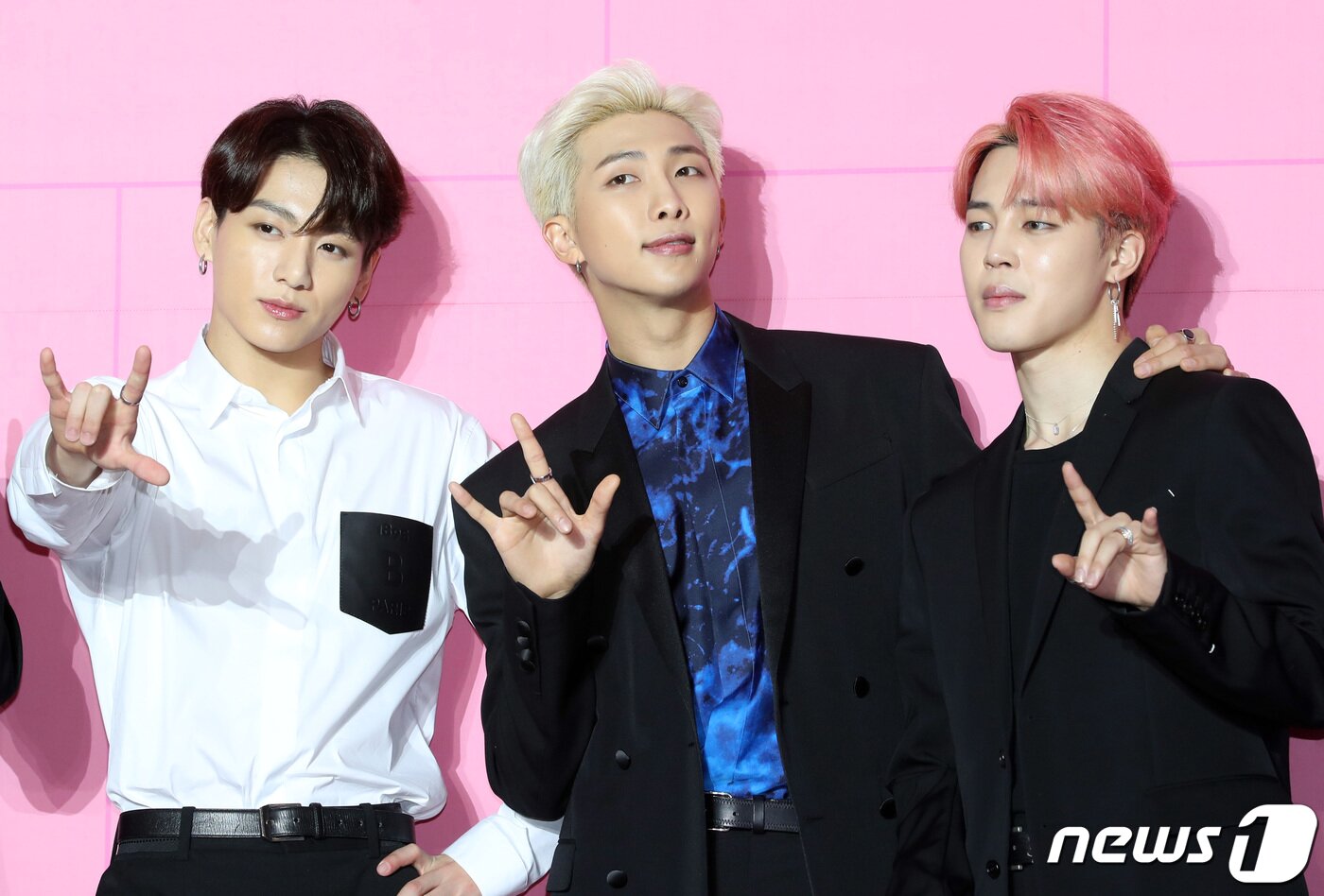 본문 이미지 - 방탄소년단(BTS) 정국(왼쪽부터), RM, 지민이 17일 오전 서울 중구 동대문디자인플라자(DDP)에서 열린 'MAP OF THE SOUL : PERSONA(맵 오브 더 소울 : 페르소나)' 발매 기념 글로벌 기자 간담회에 참석해 포즈를 취하고 있다.   2019.4.17/뉴스1 ⓒ News1 권현진 기자