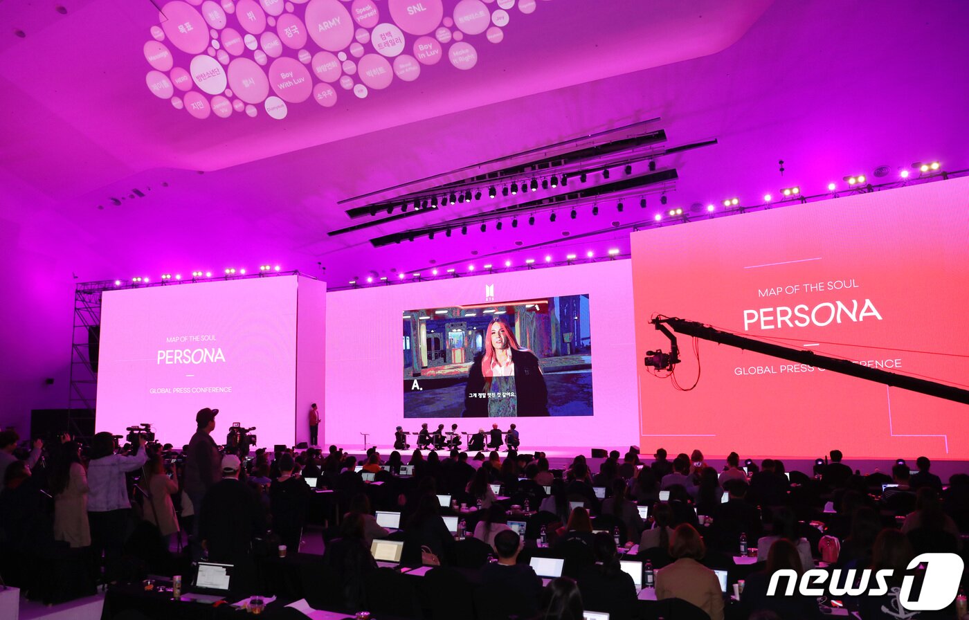 본문 이미지 - 방탄소년단(BTS)이 17일 오전 서울 중구 동대문디자인플라자(DDP)에서 열린 'MAP OF THE SOUL : PERSONA(맵 오브 더 소울 : 페르소나)' 발매 기념 글로벌 기자 간담회에 참석해 할시의 축하 영상을 보고 있다.  2019.4.17/뉴스1 ⓒ News1 권현진 기자