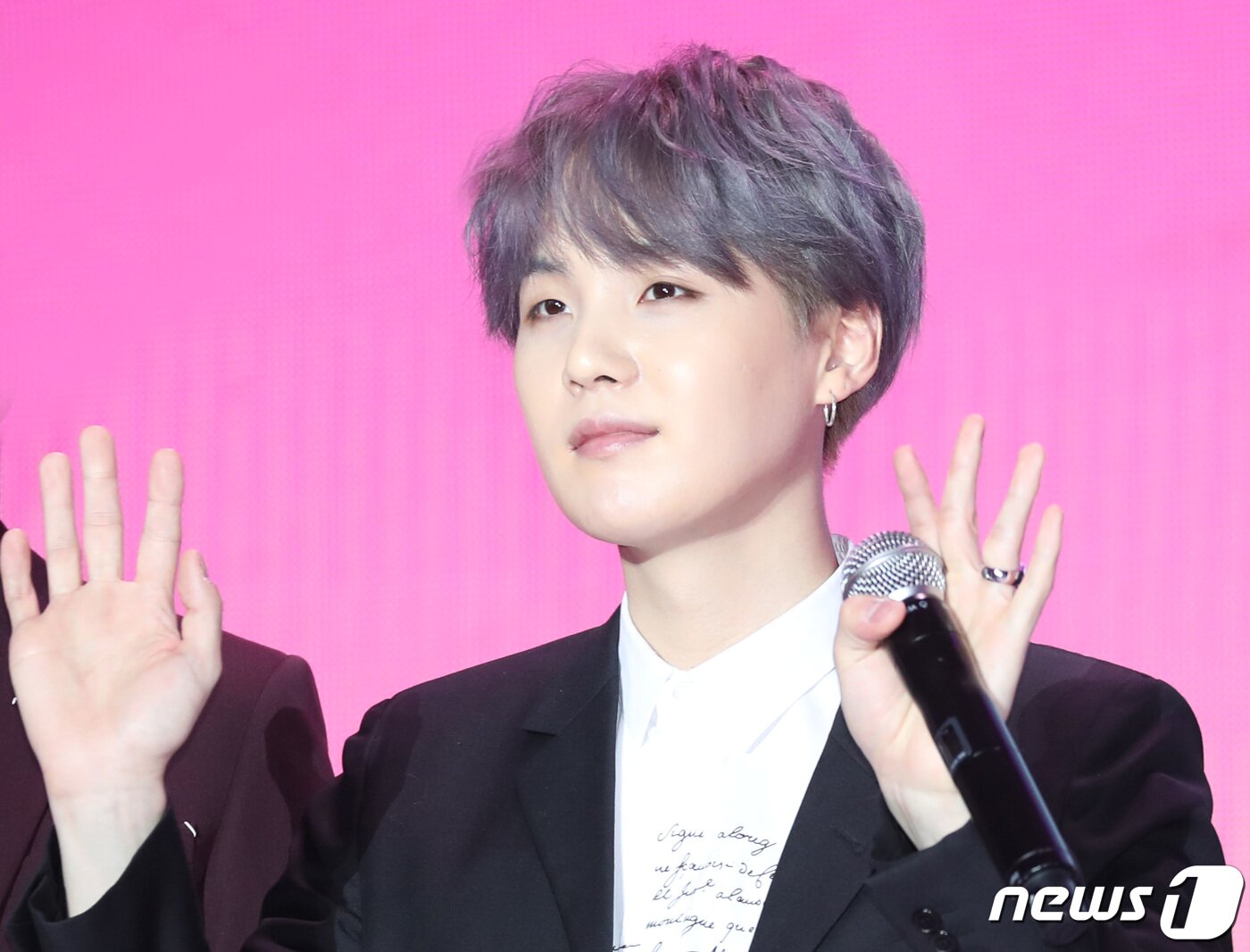 본문 이미지 - 방탄소년단(BTS) 슈가가 17일 오전 서울 중구 동대문디자인플라자(DDP)에서 열린 'MAP OF THE SOUL : PERSONA(맵 오브 더 소울 : 페르소나)' 발매 기념 글로벌 기자 간담회에 참석해 인사를 하고 있다.  2019.4.17/뉴스1 ⓒ News1 권현진 기자