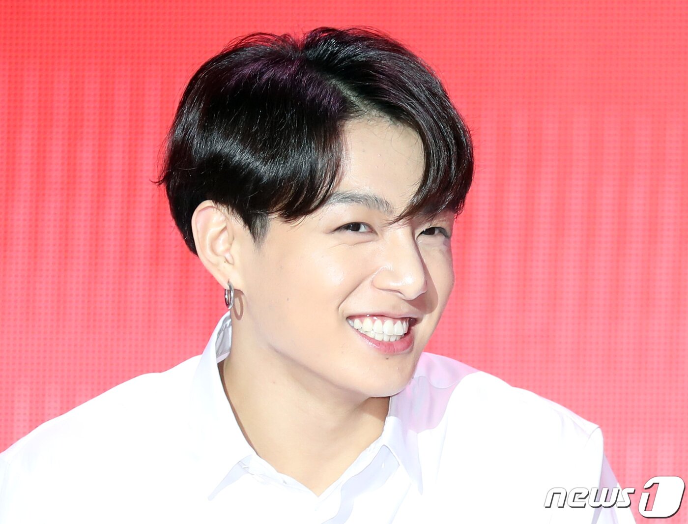 본문 이미지 - 방탄소년단(BTS) 정국이 17일 오전 서울 중구 동대문디자인플라자(DDP)에서 열린 'MAP OF THE SOUL : PERSONA(맵 오브 더 소울 : 페르소나)' 발매 기념 글로벌 기자 간담회에 참석해 미소를 짓고 있다.  2019.4.17/뉴스1 ⓒ News1 권현진 기자