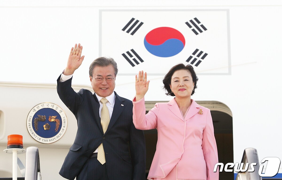 본문 이미지 - 문재인 대통령과 김정숙 여사가 16일(현지시간) 투르크메니스탄 아시가바트 국제공항에 도착해 손을 흔들고 있다.(청와대 제공) 2019.4.17/뉴스1