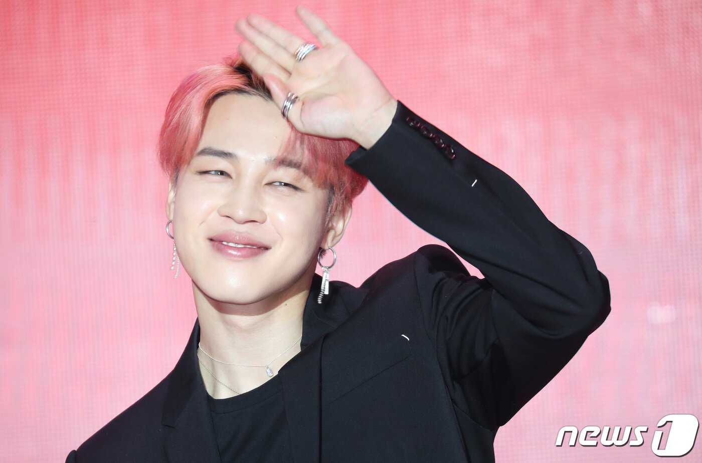 본문 이미지 - 방탄소년단(BTS) 지민이 17일 오전 서울 중구 동대문디자인플라자(DDP)에서 열린 'MAP OF THE SOUL : PERSONA(맵 오브 더 소울 : 페르소나)' 발매 기념 글로벌 기자 간담회에 참석해 아미에게 감사의 인사를 전하고 있다.  2019.4.17/뉴스1 ⓒ News1 권현진 기자