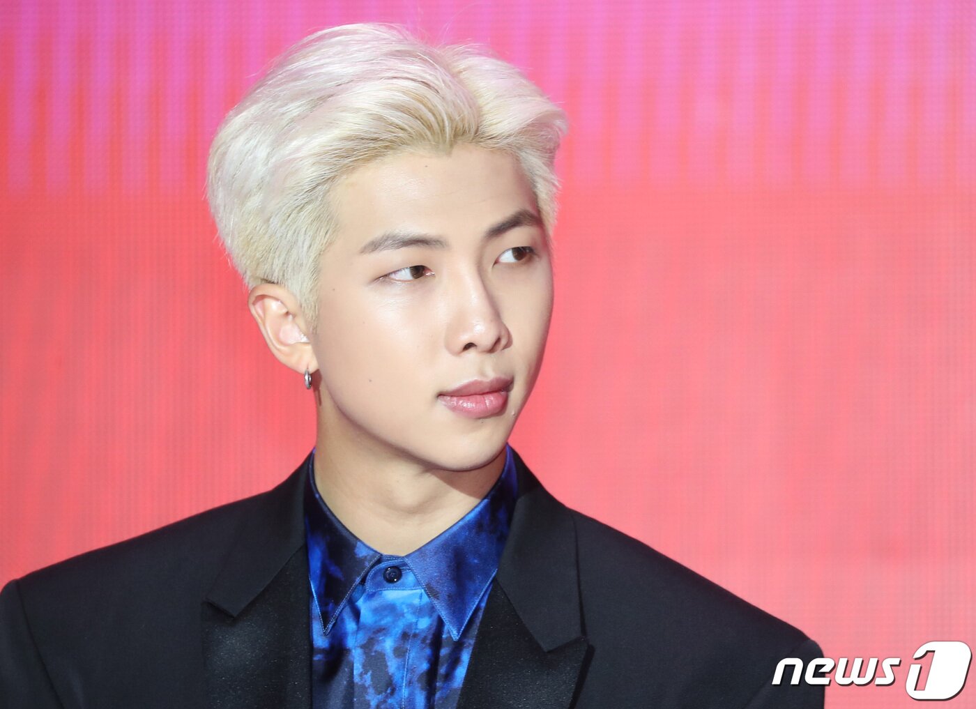 본문 이미지 - 방탄소년단(BTS) RM이 17일 오전 서울 중구 동대문디자인플라자(DDP)에서 열린 'MAP OF THE SOUL : PERSONA(맵 오브 더 소울 : 페르소나)' 발매 기념 글로벌 기자 간담회에 참석해 포즈를 취하고 있다.  2019.4.17/뉴스1 ⓒ News1 권현진 기자