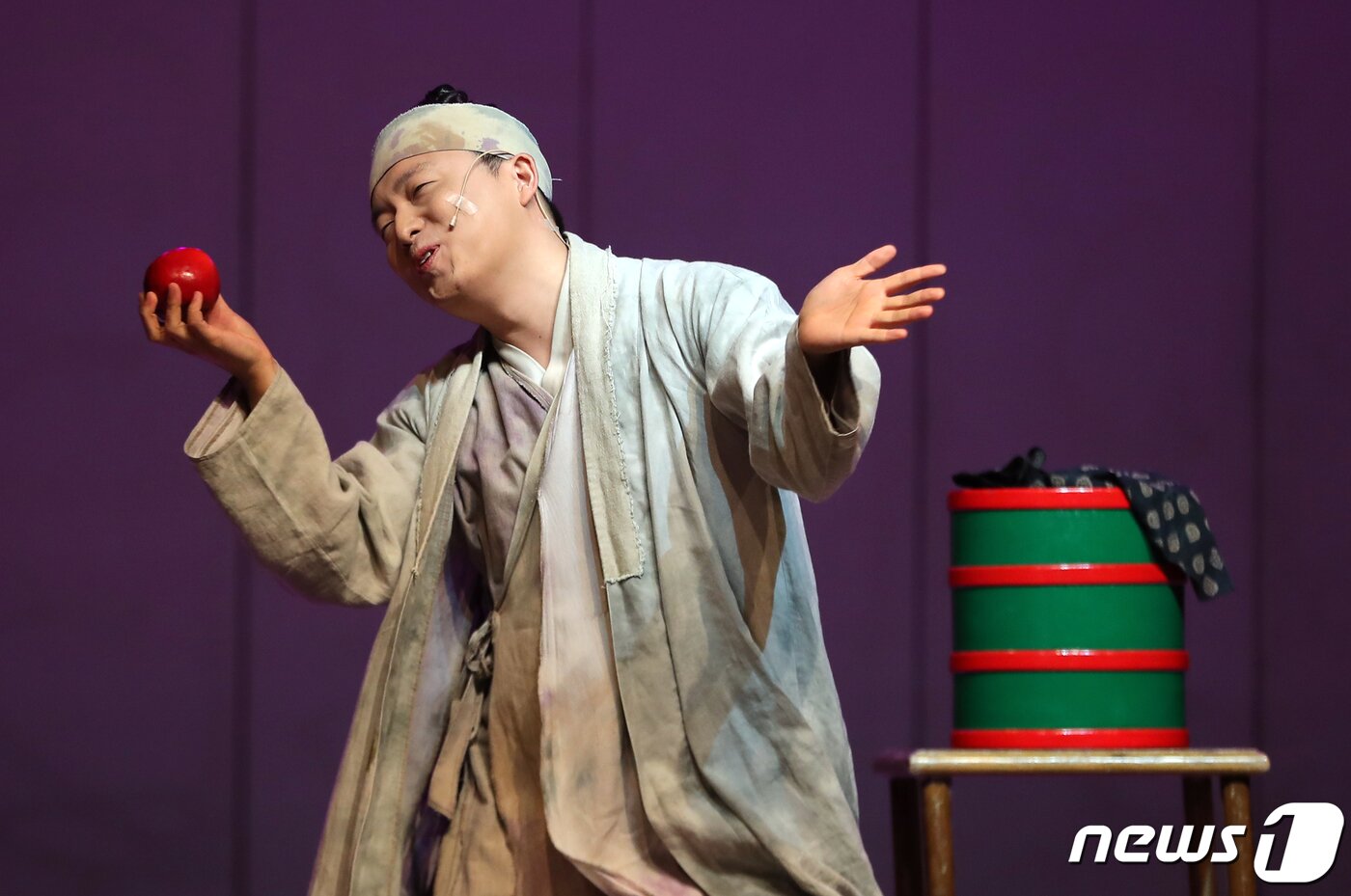 본문 이미지 - 조선마술가 이경재 씨의 마술시연. 제5회 궁중문화축전에서는 전통과 현대문화의 조화가 어우러지는 다양한 행사와 볼거리를 선보일 예정이다. ⓒ News1 구윤성 기자