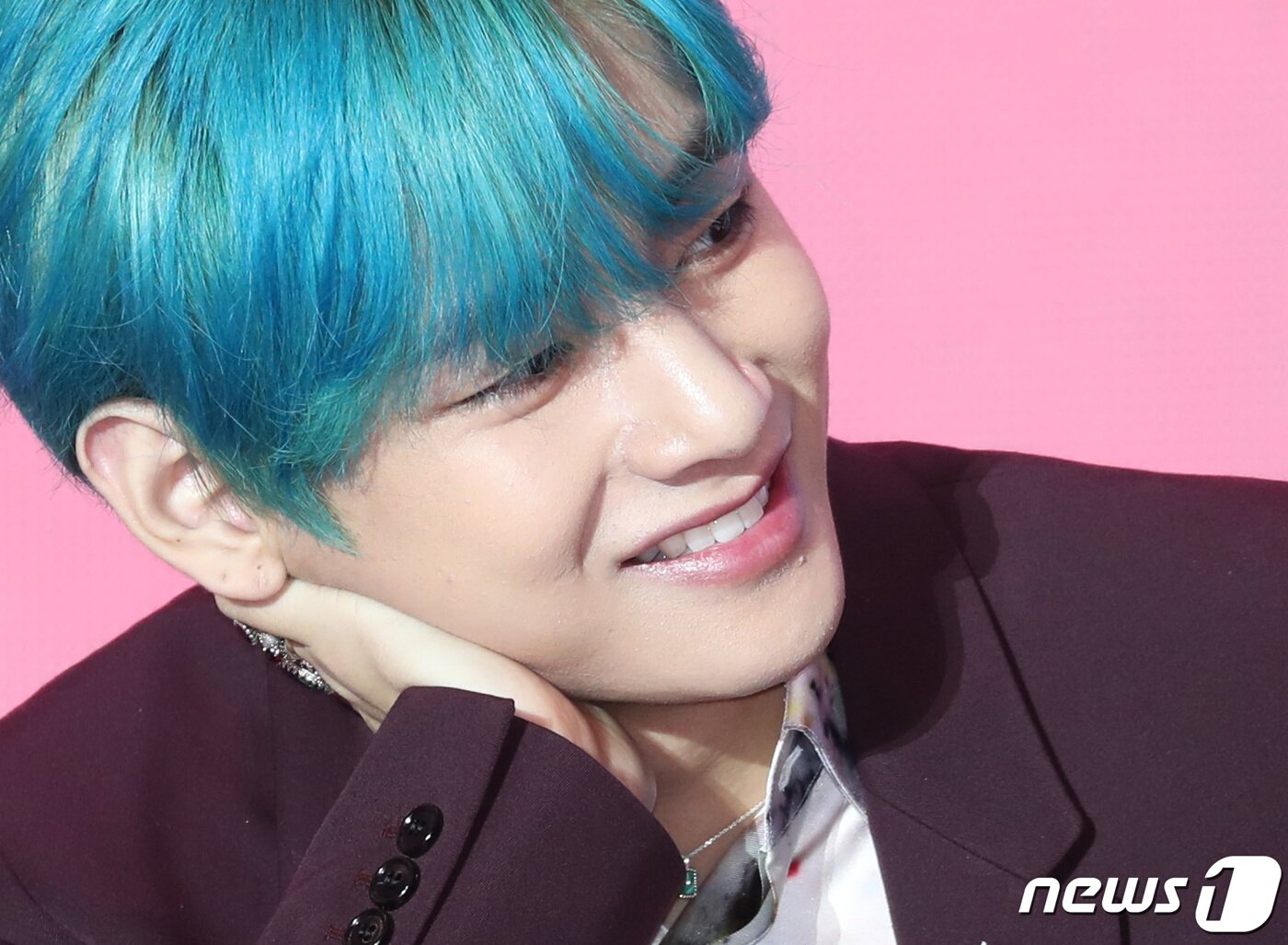 본문 이미지 - 방탄소년단(BTS) 뷔가 17일 오전 서울 중구 동대문디자인플라자(DDP)에서 열린 'MAP OF THE SOUL : PERSONA(맵 오브 더 소울 : 페르소나)' 발매 기념 글로벌 기자 간담회에 참석해 미소 짓고 있다.  2019.4.17/뉴스1 ⓒ News1 권현진 기자