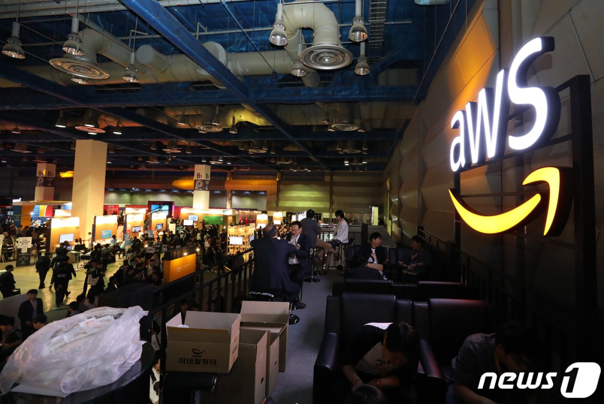 서울 강남구 코엑스에서 열린 'AWS(아마존웹서비스) 서밋 서울 2019'을 찾은 관람객들이 전시장을 둘러보고 있다. © News1 이승배 기자