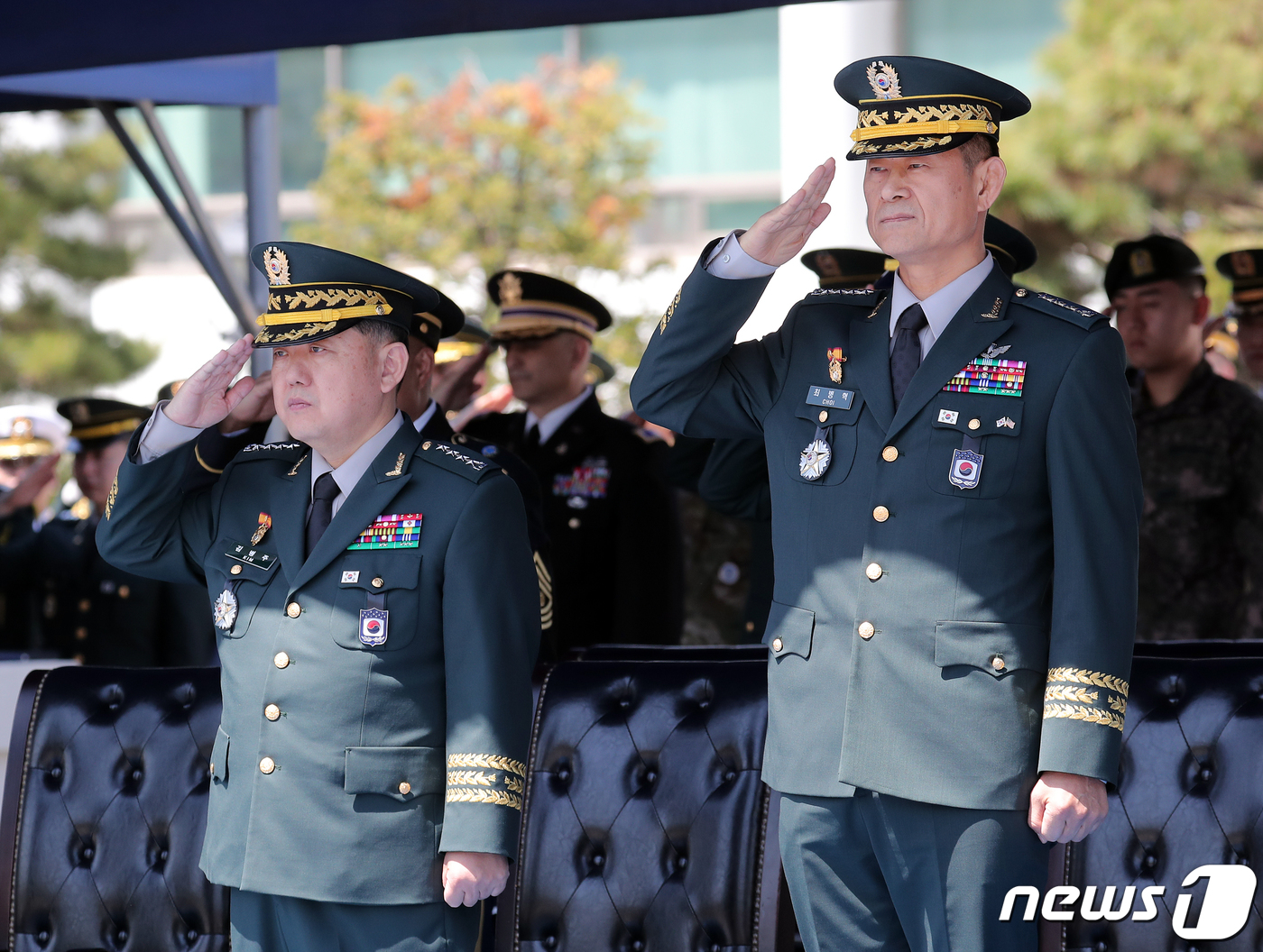 (서울=뉴스1) 이재명 기자 = 최병혁 신임 한미연합군사령부 부사령관과 김병주 전 부사령관이 17일 서울 용산 미군기지 나이트필드 연병장에서 열린 한미연합군사령부 부사령관 이·취임 …