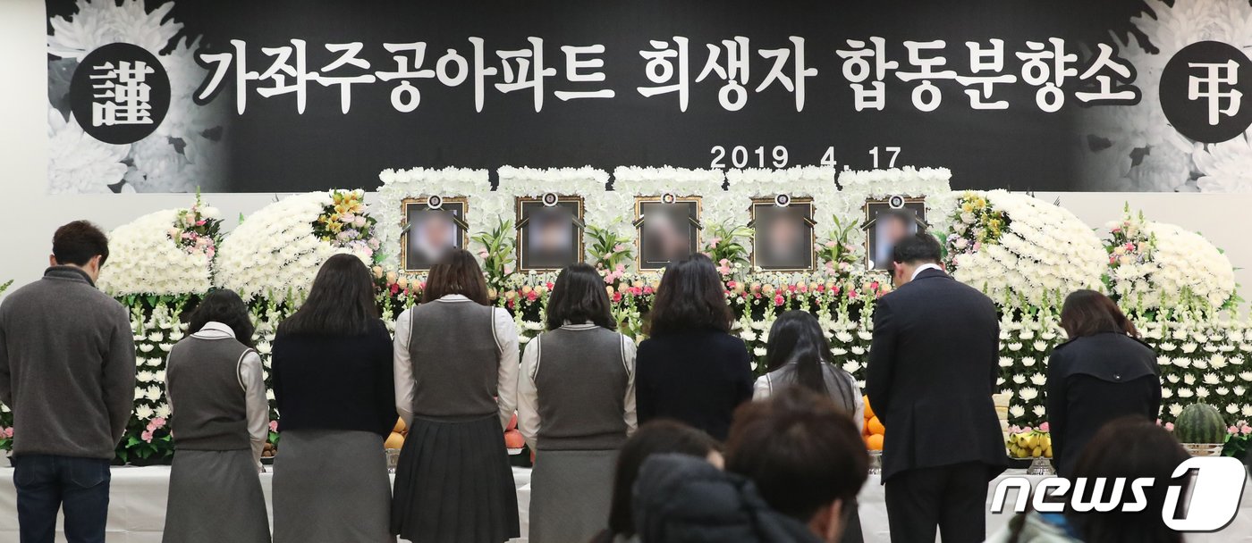 17일 오후 경남 진주시 충무공동 한일병원 장례식장에 마련된 진주아파트 희생자 합동분향소를 찾은 최모&#40;18&#41;양의 친구들이 조문을 하고 있다. 2019.4.17/뉴스1 ⓒ News1 여주연 기자