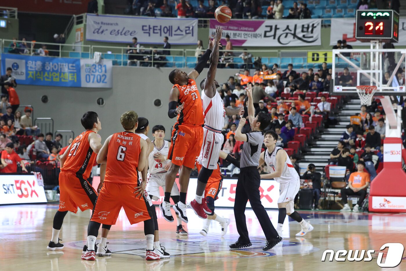 본문 이미지 - 17일 인천삼산월드체육관에서 열린 2018-2019 SKT 5GX 프로농구 챔피언 결정전 3차전 인천 전자랜드와 울산 현대모비스의 경기에서 양팀 선수들이 점프볼을 하고 있다.2019.4.17/뉴스1 ⓒ News1 정진욱 기자
