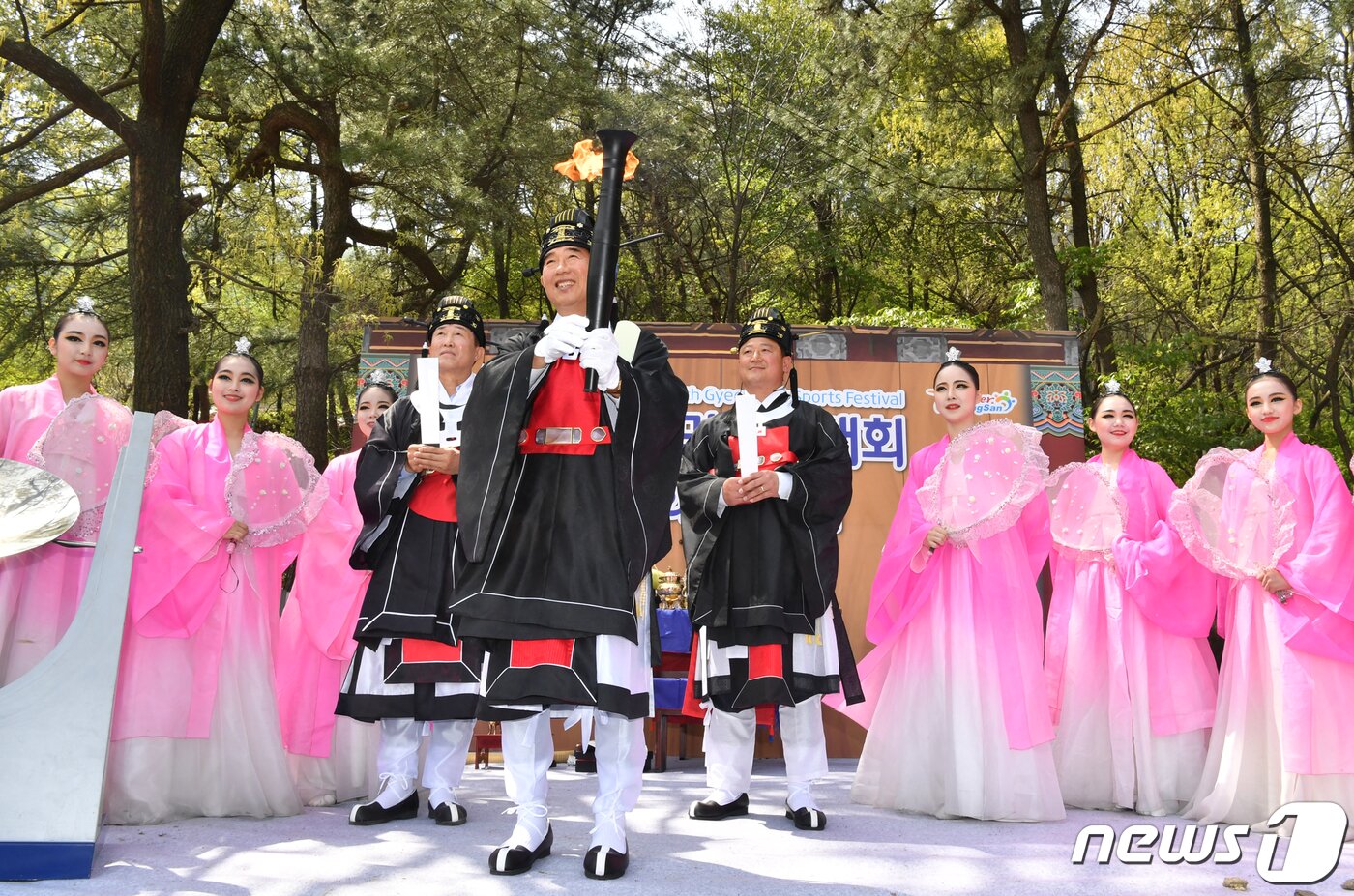 본문 이미지 - 18일 경북 경산시 성암산에서 채화된 제57회 경북도민체육대회 성화를 최영조 경산시장이 들고 환하게 웃고 있다. 이번 도민체전은 오는 19일부터 22일까지 경산시민운동장에서 열린다.(경산시제공)2019.4.18/뉴스1 ⓒ News1 정우용 기자