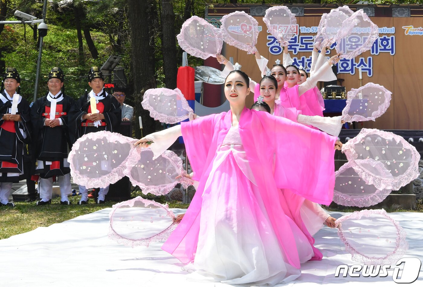 본문 이미지 - 18일 경북 경산시 성암산에서 제57회 경북도민체육대회 성화를 채화하기 전 칠선녀 들이 기원무를 추고 있다. 경산 도민체전은 오는 19일부터 22일까지 경산시민운동장에서 열린다.(경산시제공)2019.4.18/뉴스1 ⓒ News1 정우용 기자
