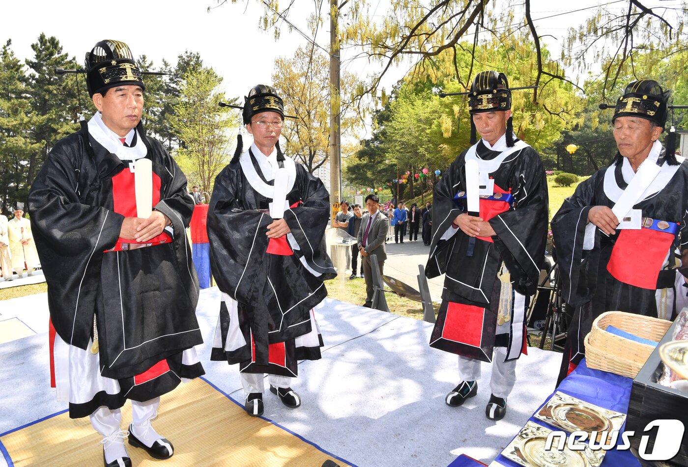 본문 이미지 - 18일 경북 경산시 성암산에서 제57회 경북도민체육대회 성화를 채화하기 위해 최영조 경산시장(왼쪽)이 초헌관으로 고유제를 올리고 있다. 경산 도민체전은 오는 19일부터 22일까지 경산시민운동장에서 열린다.(경산시제공)2019.4.18/뉴스1 ⓒ News1 정우용 기자