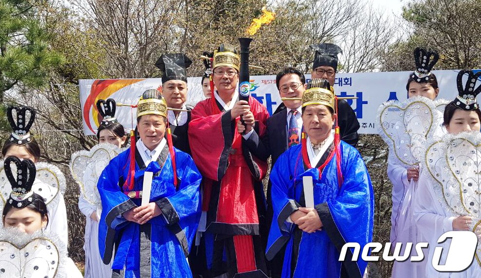 본문 이미지 - 18일 경북 경주시 토함산에서 채화된 제57회 경북도민체육대회 성화를 김진태 경주시 시민행정국장이 손으로 들고 있다 . 경산 도민체전은 오는 19일부터 22일까지 경산시민운동장에서 열린다.(경산시제공)2019.4.18/뉴스1 ⓒ News1 정우용 기자