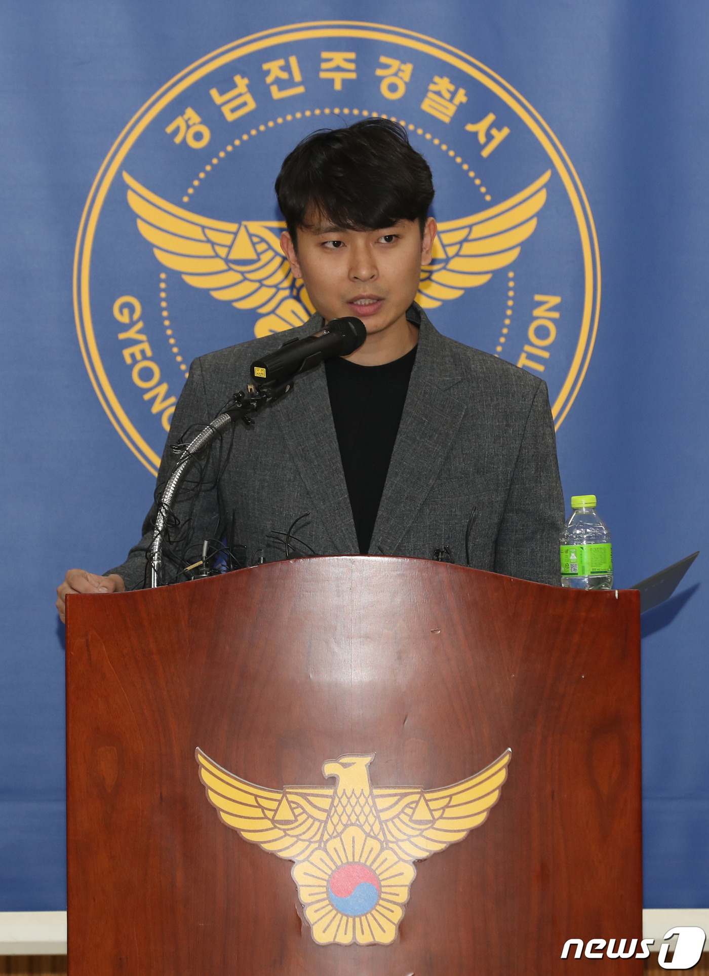 (진주=뉴스1) 여주연 기자 = 경남지방경찰청 과학수사과 최지철 피해자보호팀 경감이 18일 오후 경남 진주경찰서 4층 대강당에서 진주 아파트 방화·살해 사건 브리핑을 하고 있다. …