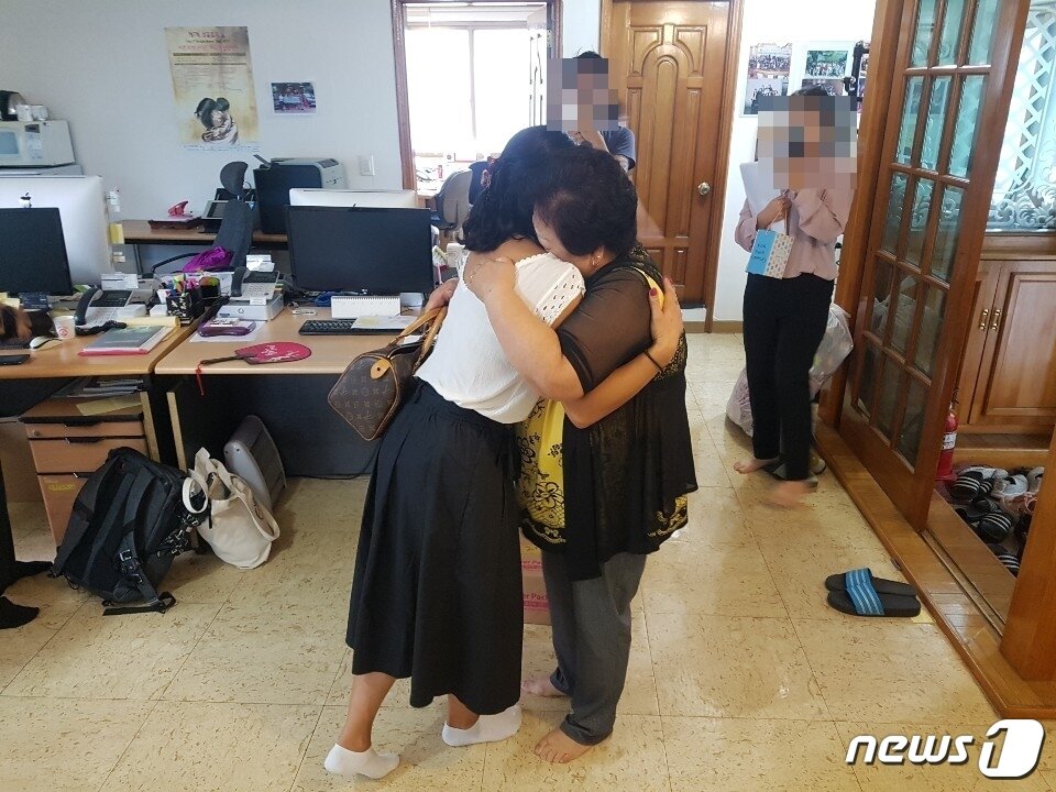 본문 이미지 - 어렸을 때 덴마크로 입양된 딸이 올해 초 32년만에 한국에서 어머니와 상봉하는 모습(실종아동전담팀 제공). 2019.4.18/ⓒ 뉴스1