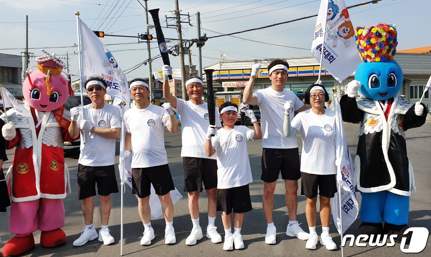 본문 이미지 - 18일 오후 경산시 자인면 일대에서 열린 제57회 경북도민체전 성화봉송 행사에서 성화주자들이 한장군 남매 인형과 함께 기념촬영을 하고 있다. 이날 봉송된 성화는 남매지 특설무대에서 합화식을 가졌다. 경산 도민체전은 오는 19일부터 나흘간 경산시민운동장에서 펼쳐진다(경산시제공)2019.4.18/뉴스1 ⓒ News1 정우용 기자