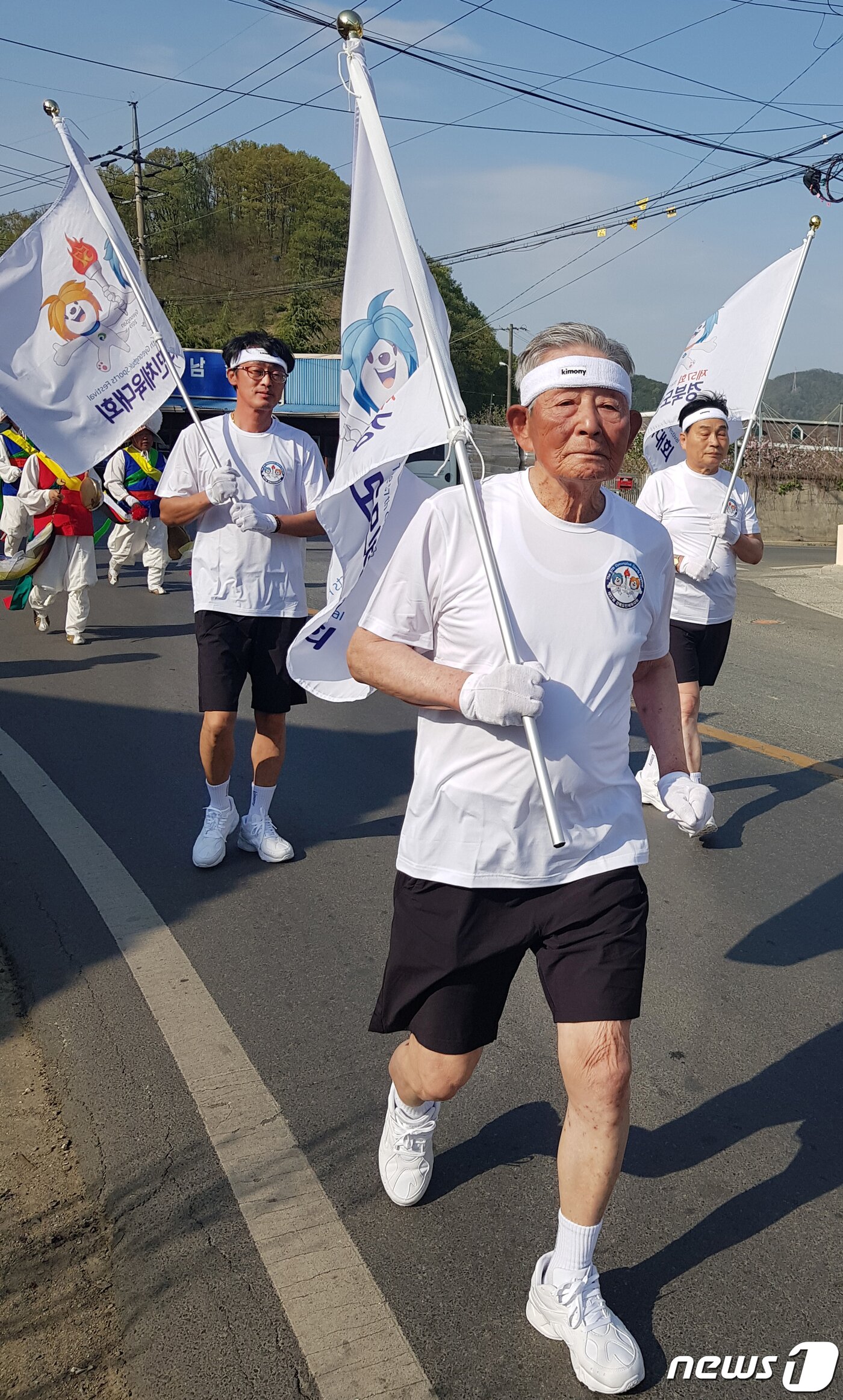 본문 이미지 - 18일 열린 제57회 경북도민체전 성화 봉송행사에서 용성면 이중우(83)씨가 성화를 봉송하고 있다. 봉송된 성화는 남매지 특설무대에서 합화·안치식을 가졌다. 경산 도민체전은 오는 19일부터 나흘간 경산시민운동장에서 펼쳐진다(경산시제공)2019.4.18/뉴스1 ⓒ News1 정우용 기자