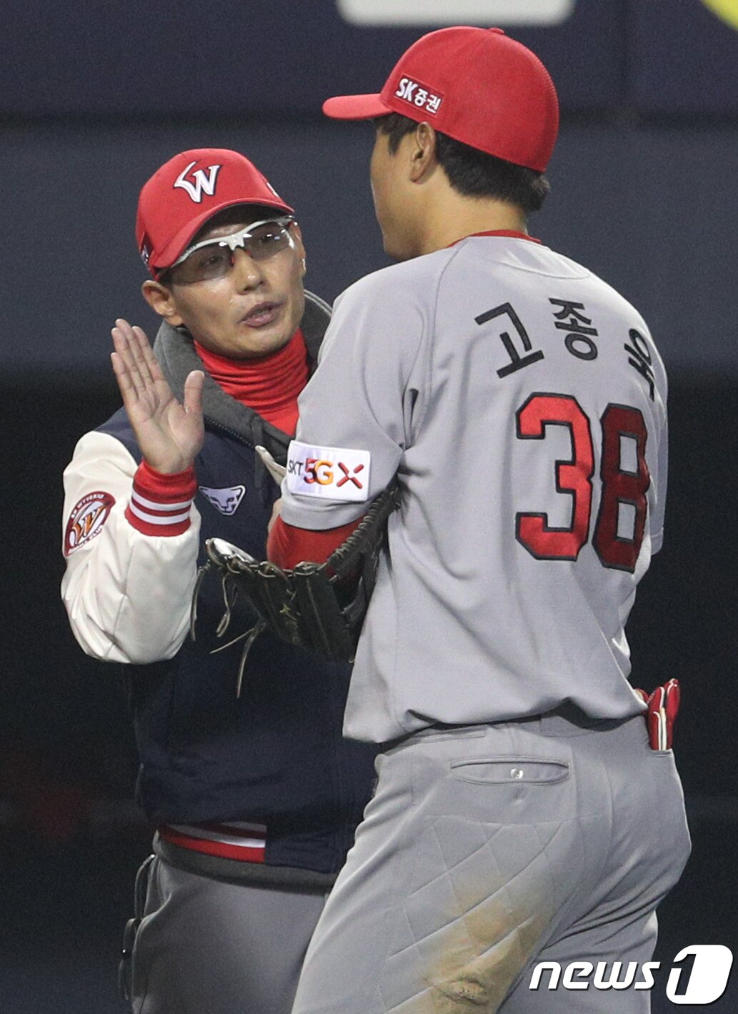 본문 이미지 - 18일 오후 서울 송파구 잠실야구장에서 열린 프로야구 '2019 신한은행 MY CAR KBO 리그' SK 와이번스와 두산 베어스의 경기에서 염경엽 감독과 고종욱이 하이파이브를 하고 있다. 2019.4.18/뉴스1 ⓒ News1 신웅수 기자