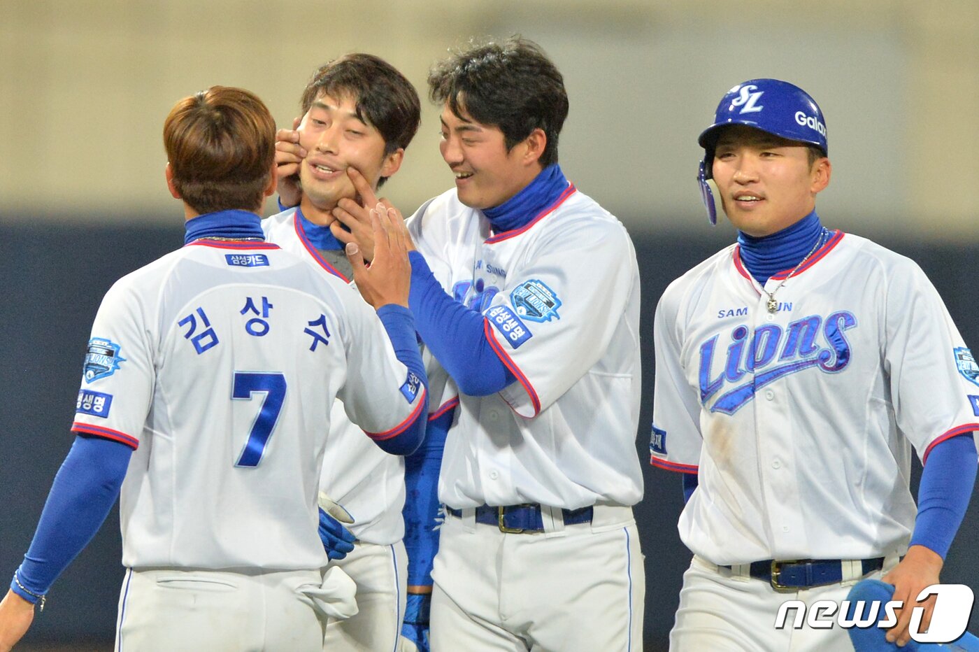본문 이미지 - 18일 오후 경북 포항야구장에서 열린 프로야구 2019 신한은행 마이카 KBO리그 삼성 라이온즈와 키움 히어로즈 주중 3연전 3차전 경기 연장 11회말 무사 2루 상황에 중견수를 넘기는 끝내기 2루타를 날린 이학주가 동료들의 축하를 받고 있다.2019.4.18/뉴스1 ⓒ News1 최창호 기자
