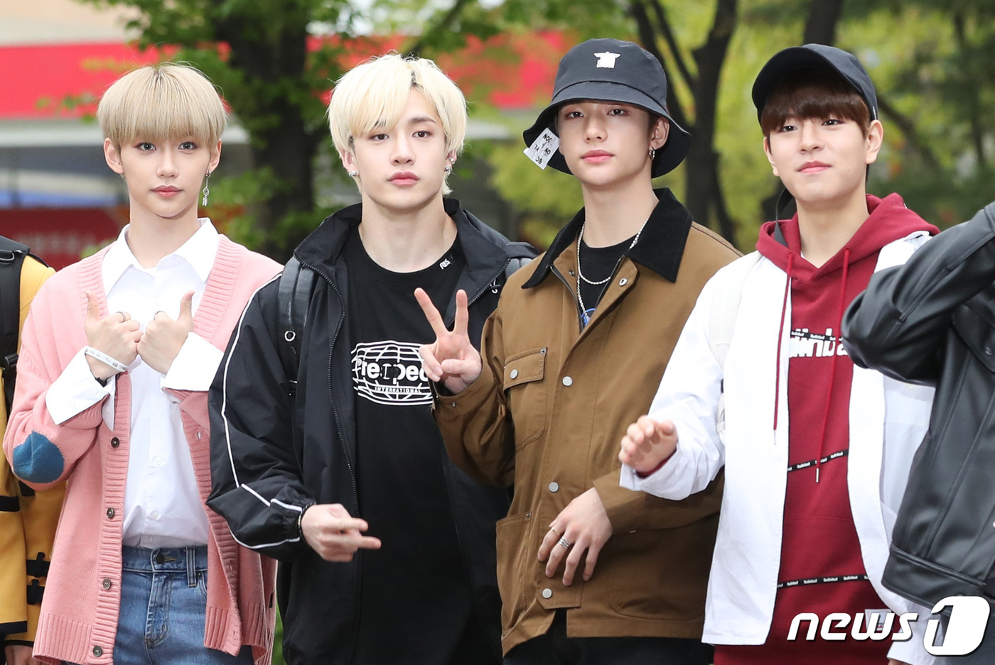 (서울=뉴스1) 권현진 기자 = 스트레이 키즈 필릭스(왼쪽부터), 방찬, 현진, 승민이 19일 오전 서울 여의도 KBS에서 열린 KBS2 '뮤직뱅크'(뮤뱅) 리허설에 참석해 인사를 …